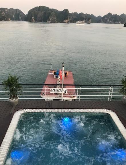 Doris Cruise jacuzzi - baie d'Ha Long - Vietnam